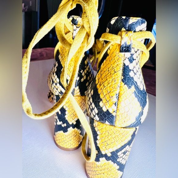 NEW ALDO NYMERIA Ladies Strappy Block Heel Sandal in Yellow Snake Print Sz 6 - Picture 10 of 13